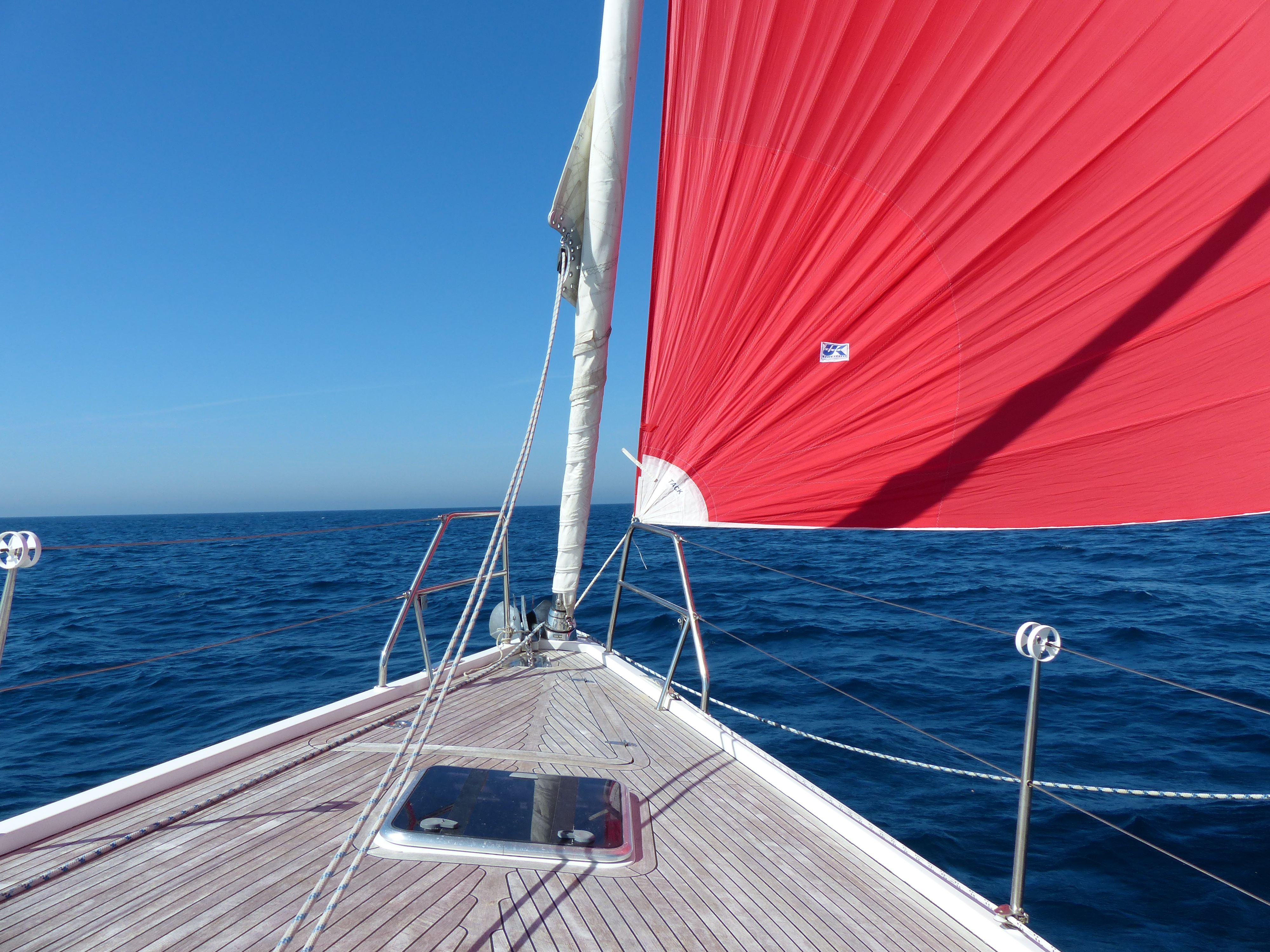 Großes Segelboot mit rotem Segel Blister